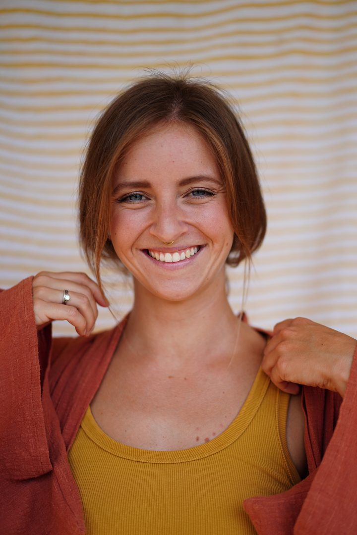 Isabell lacht in die Kamera